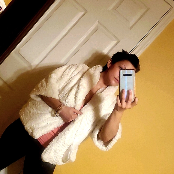 PERFECT for Christmas party over your gorgeous gown! Fancy faux fur jacket! - Picture 6 of 8